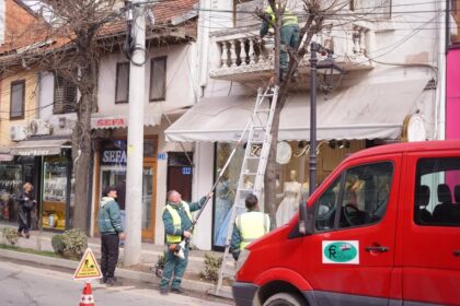 Direkcija za javne usluge Prizrena u Prizrenu dolazi do akcije orezivanjem…