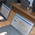 Deca su vešta u grafičkom dizajnu u Omladinskom centru AVOCO u sredinama Omladinskog centra AVOCOC.