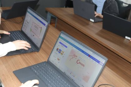 Deca su vešta u grafičkom dizajnu u Omladinskom centru AVOCO u sredinama Omladinskog centra AVOCOC.