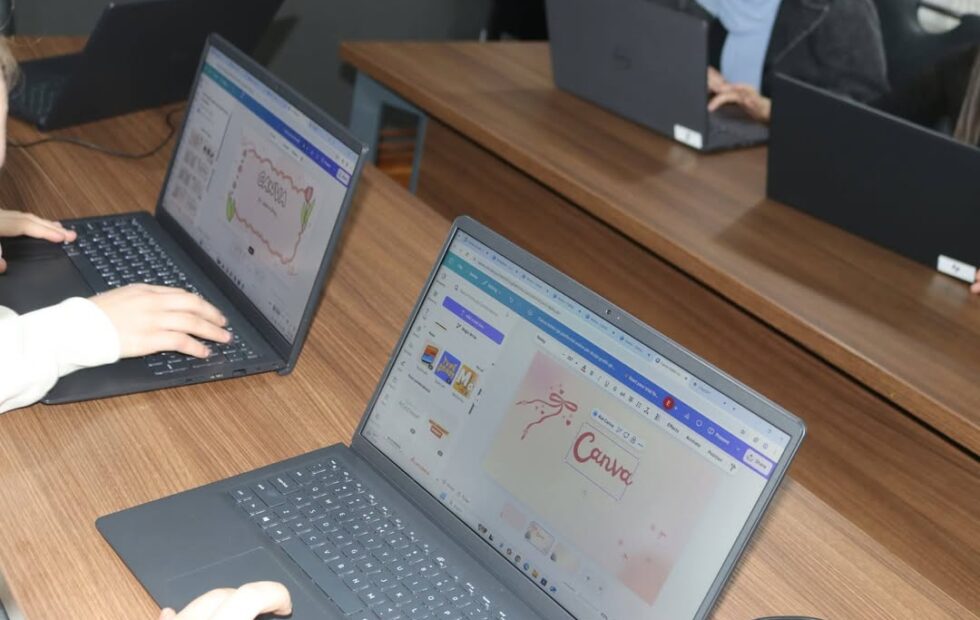 Deca su vešta u grafičkom dizajnu u Omladinskom centru AVOCO u sredinama Omladinskog centra AVOCOC.