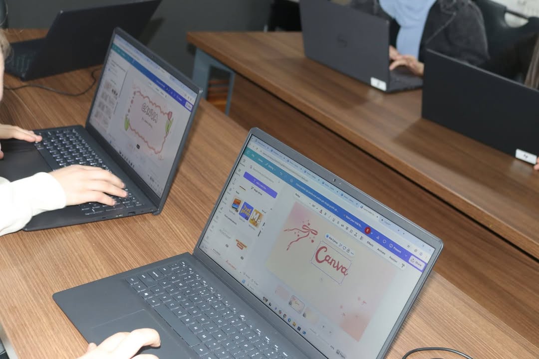 Deca su vešta u grafičkom dizajnu u Omladinskom centru AVOCO u sredinama Omladinskog centra AVOCOC.