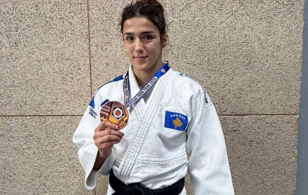 Gashi medalju__ u