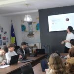 Mladi ljudi u se obučavaju za razvoj veba u Centru za mlade AVOKO_