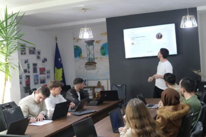 Mladi ljudi u se obučavaju za razvoj veba u Centru za mlade AVOKO_