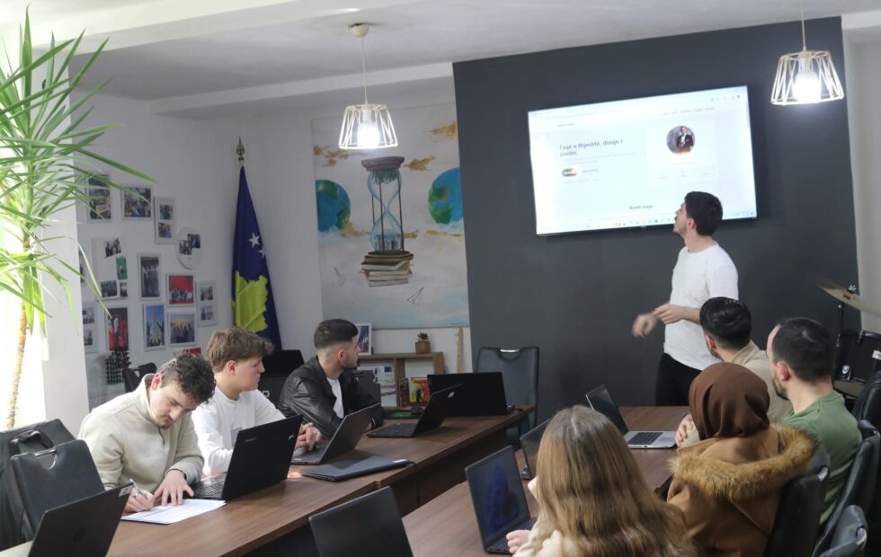 Mladi ljudi u se obučavaju za razvoj veba u Centru za mlade AVOKO_