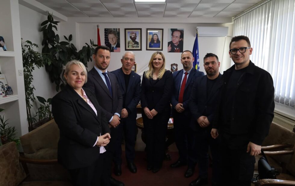 Zyrtarë nga Kaçaniku vizitojnë Dragashin për t’u njohur me projektin e ujësjellësit