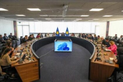 Pasi “lëshoi pe” me BE-në, Kurti mbledh kabinetin: Për dy ditë rresht zotimet do t’i bëjmë program qeverisës