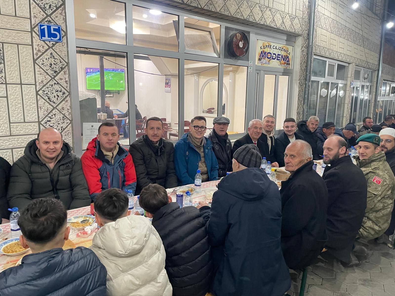 Bexhet Xheladini merr pjesë në iftar të përbashkët me banorët e Restelicës