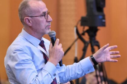 Bekim Haxhiu, Albin Kurtit: “Pse po lëshon pe?”