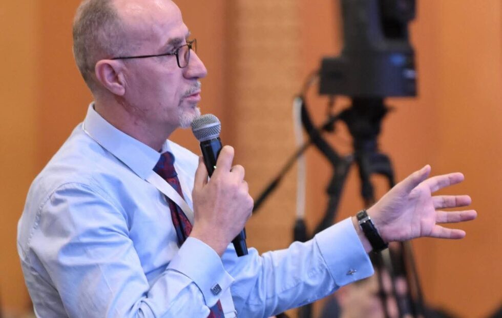 Bekim Haxhiu, Albin Kurtit: “Pse po lëshon pe?”