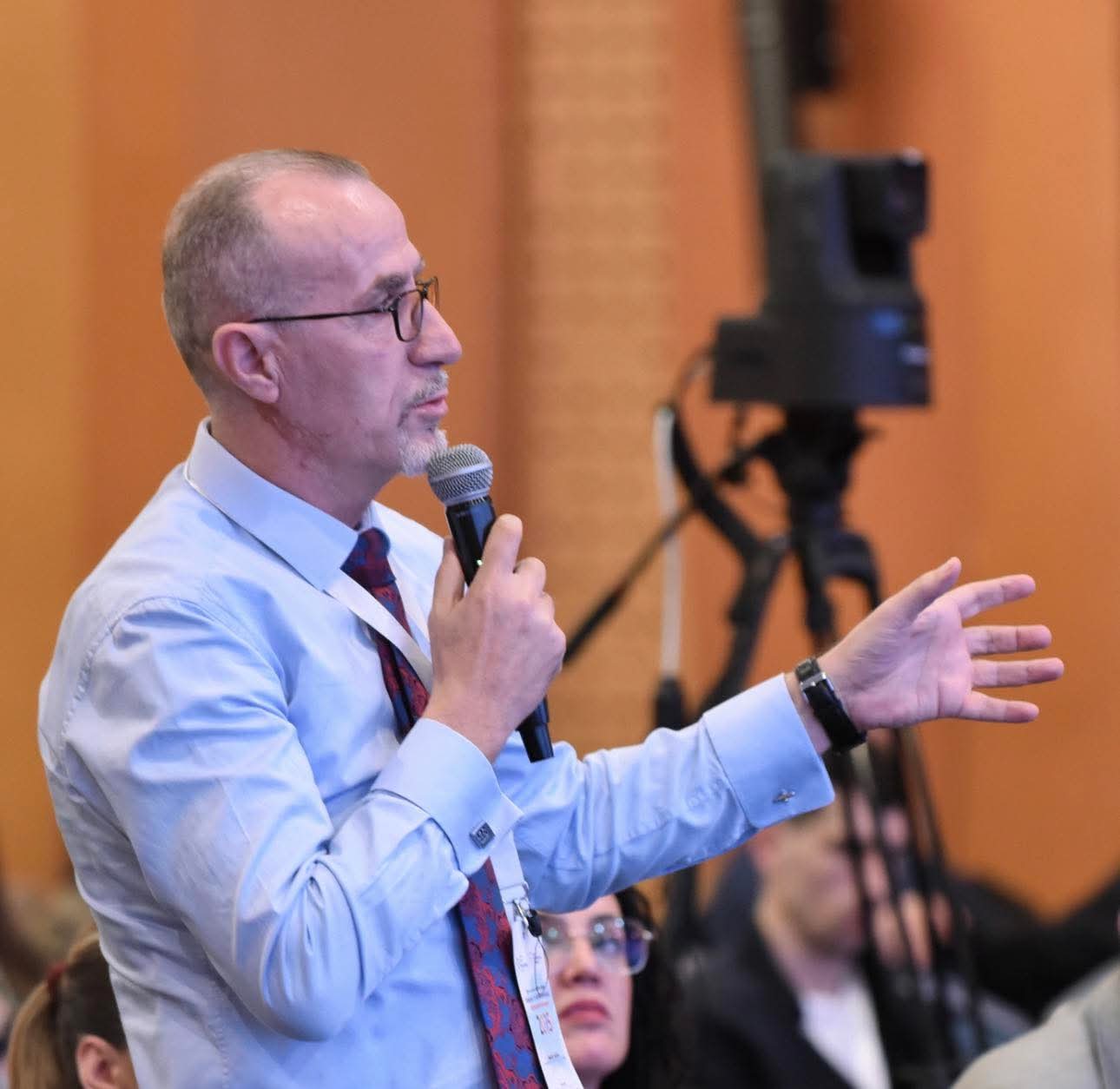 Bekim Haxhiu, Albin Kurtit: “Pse po lëshon pe?”