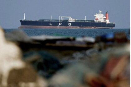 Bien çmimet e naftës pasi disa anije kalojnë në Ngushticën e Hormuzit