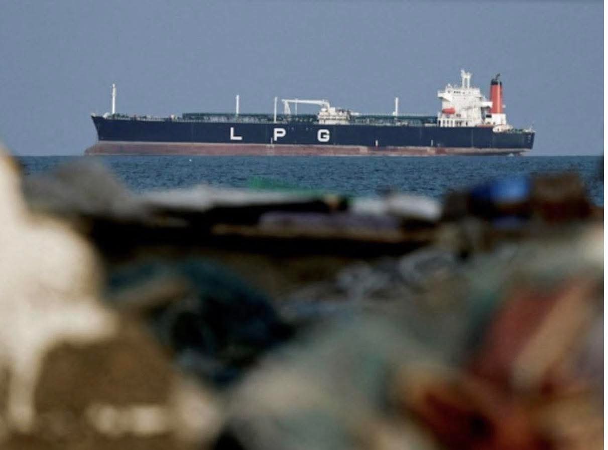 Bien çmimet e naftës pasi disa anije kalojnë në Ngushticën e Hormuzit