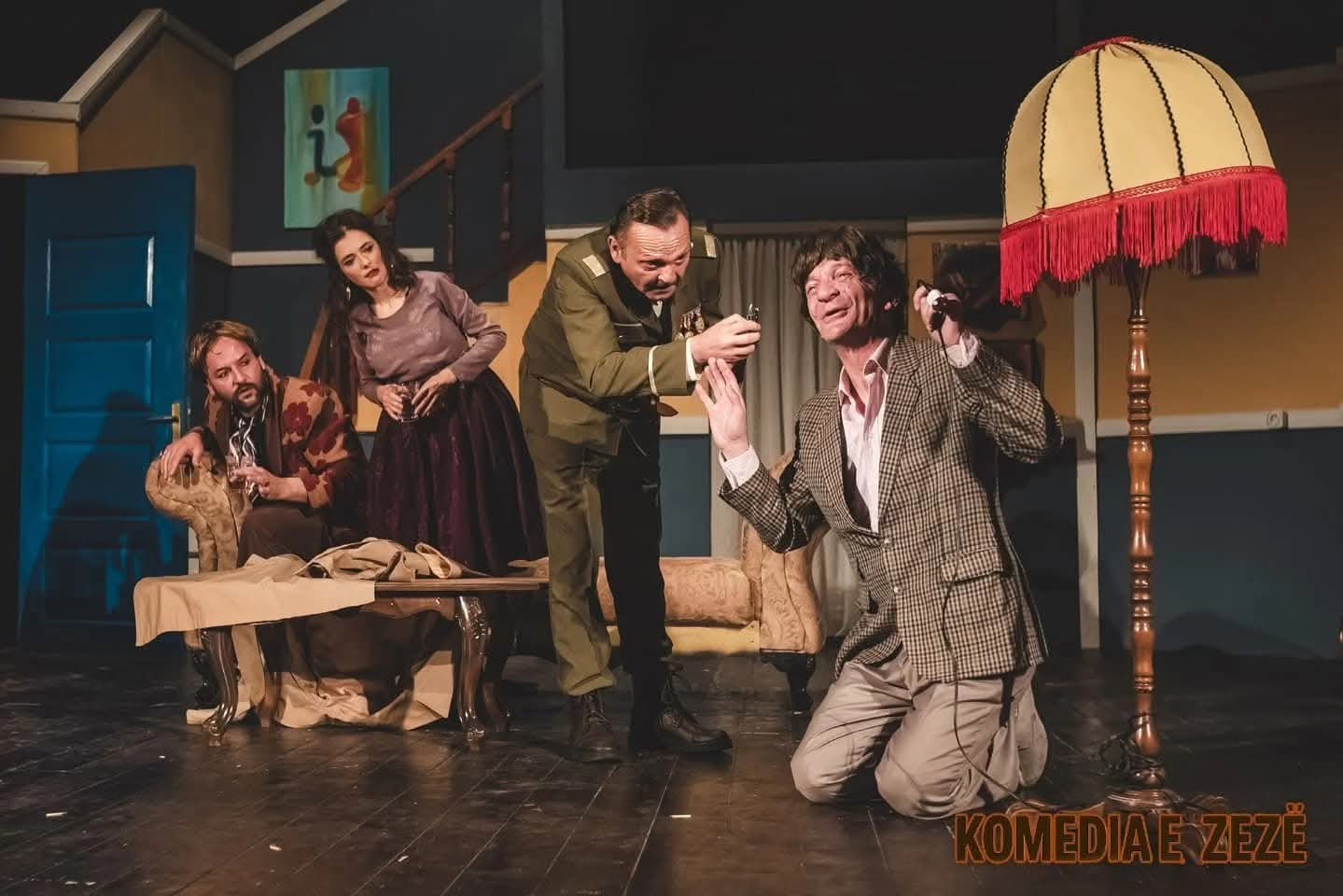 “Komedia e Zezë” rikthehet në skenën e Teatrit të Qytetit “Bekim Fehmiu”