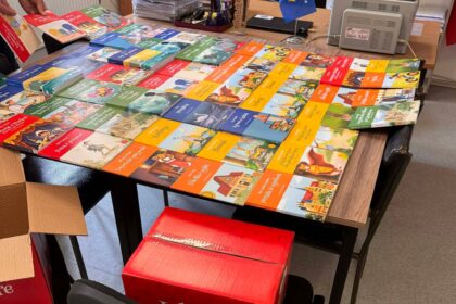 Bibliotekat e shkollave fillore në Dragash pasurohen me libra falë donacionit nga Dukagjini