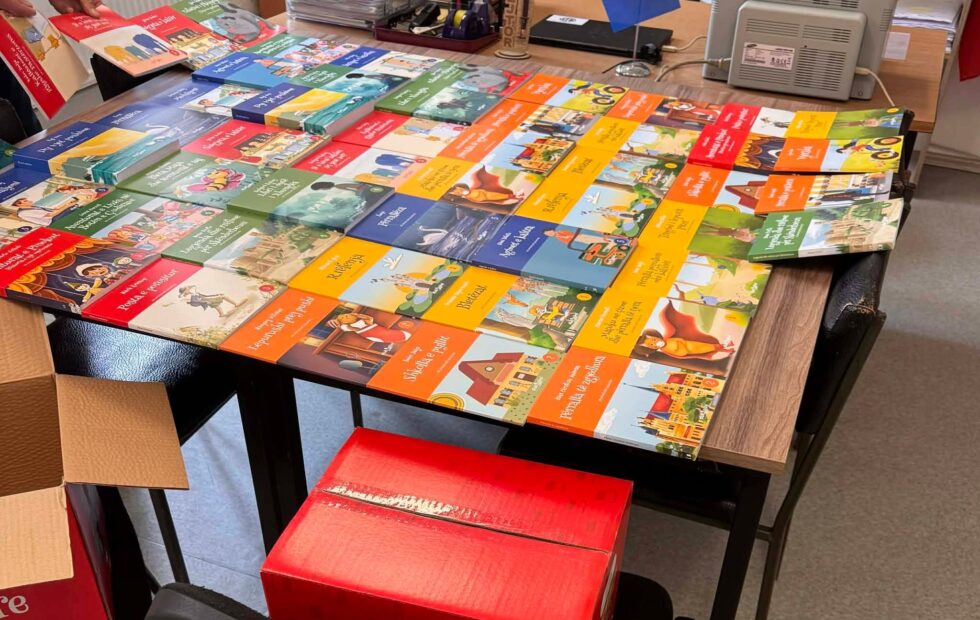 Bibliotekat e shkollave fillore në Dragash pasurohen me libra falë donacionit nga Dukagjini