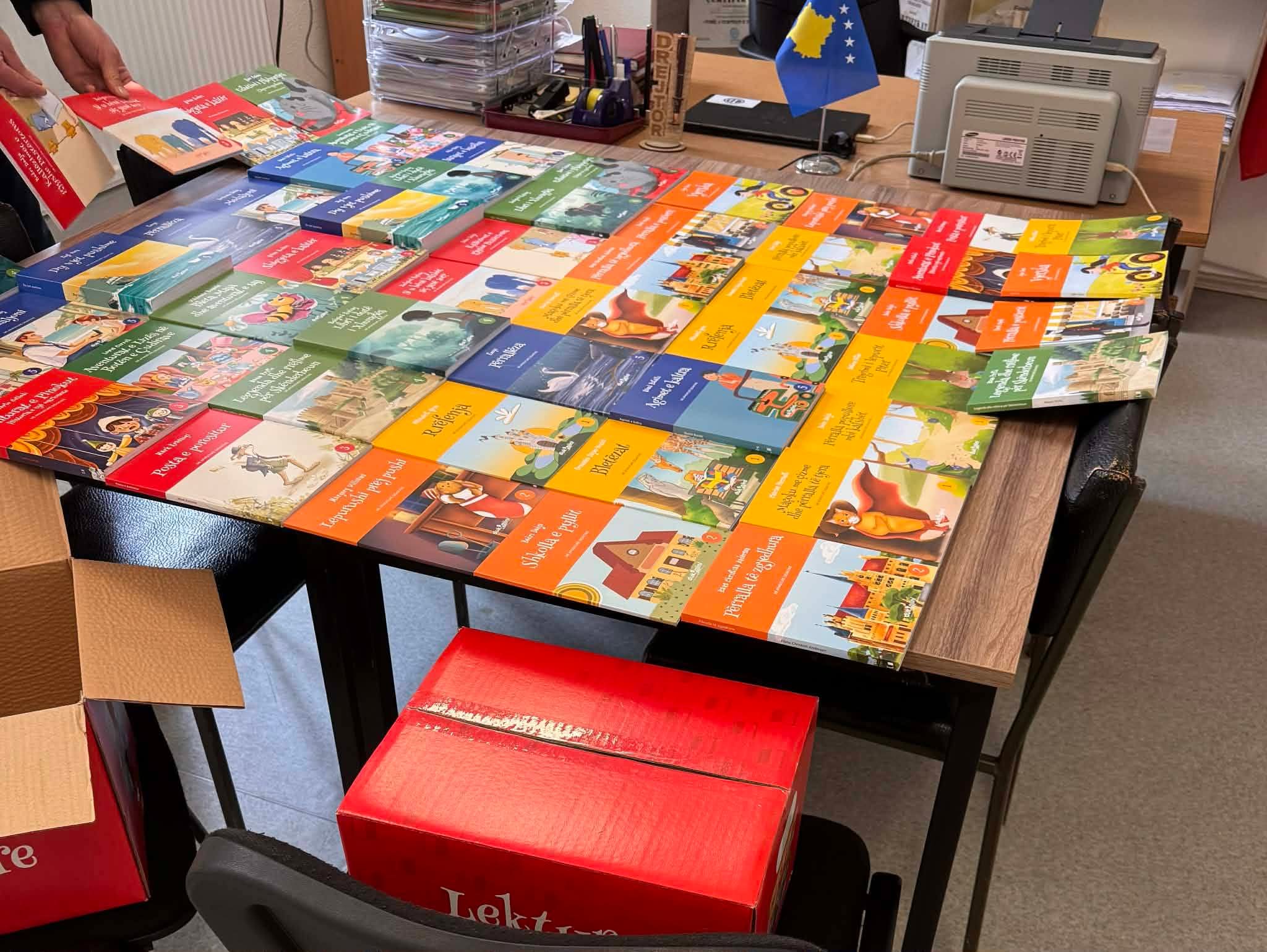 Bibliotekat e shkollave fillore në Dragash pasurohen me libra falë donacionit nga Dukagjini