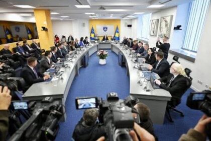 Tahiri: 453 të emëruar politikisht, Qeveria Kurti me kabinetin më të madh në rajon