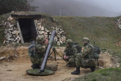 Ushtria serbe stërvitet pranë kufirit me Kosovën, kërkohet reagim institucional