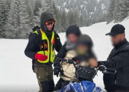 Shpëtohet familja kosovare e bllokuar nga bora në kufirin Kosovë–Mali i Zi