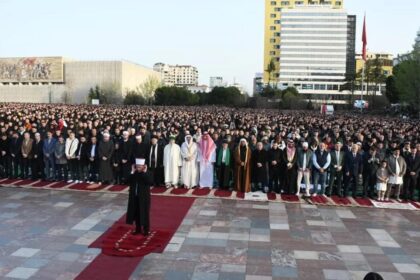 Rreth 120 mijë besimtarë falin namazin e Fitër Bajramit në Sheshi Skënderbej, pamje që bëjnë jehonë ndërkombëtare