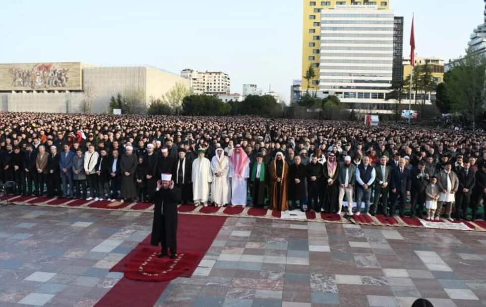 Rreth 120 mijë besimtarë falin namazin e Fitër Bajramit në Sheshi Skënderbej, pamje që bëjnë jehonë ndërkombëtare