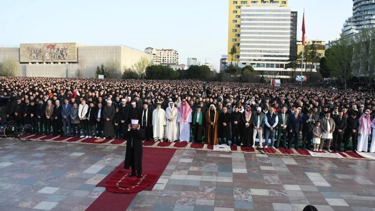 Rreth 120 mijë besimtarë falin namazin e Fitër Bajramit në Sheshi Skënderbej, pamje që bëjnë jehonë ndërkombëtare