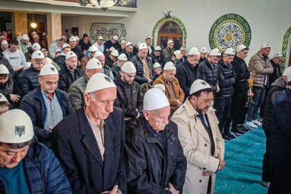 Prizren: Besimtarët falin Bajramin me plisa, ndërthurje e traditës dhe identitetit kombëtar