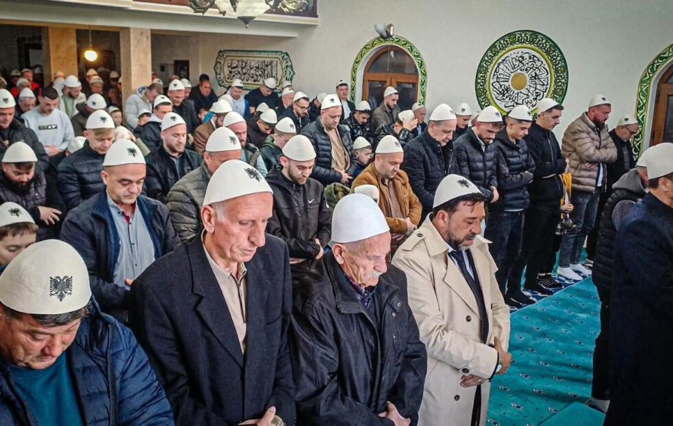 Prizren: Besimtarët falin Bajramin me plisa, ndërthurje e traditës dhe identitetit kombëtar