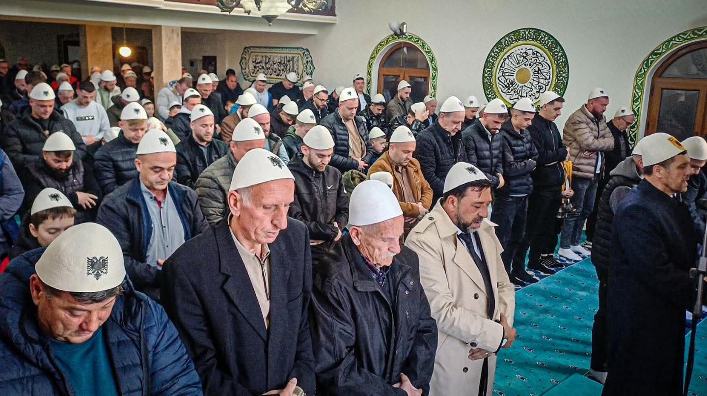 Prizren: Besimtarët falin Bajramin me plisa, ndërthurje e traditës dhe identitetit kombëtar