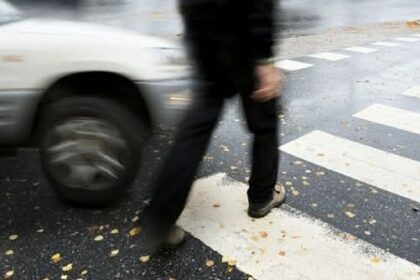 Një 81-vjeçar ka vdekur si pasojë e goditjes nga vetura gjatë tentimit për të kaluar rrugën në magjistralen Prizren–Gjakovë përkatësisht në fshatin Piranë në Prizren.