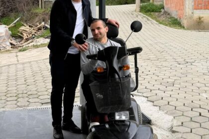 Gjest human: Dhurohet karrocë elektrike për 30-vjeçarin nga Krajku