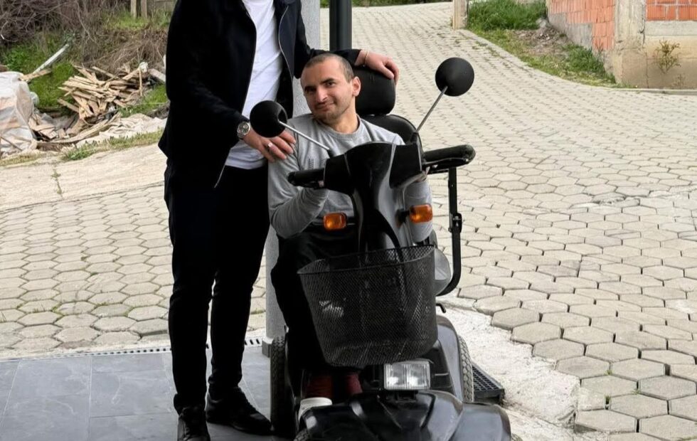 Gjest human: Dhurohet karrocë elektrike për 30-vjeçarin nga Krajku