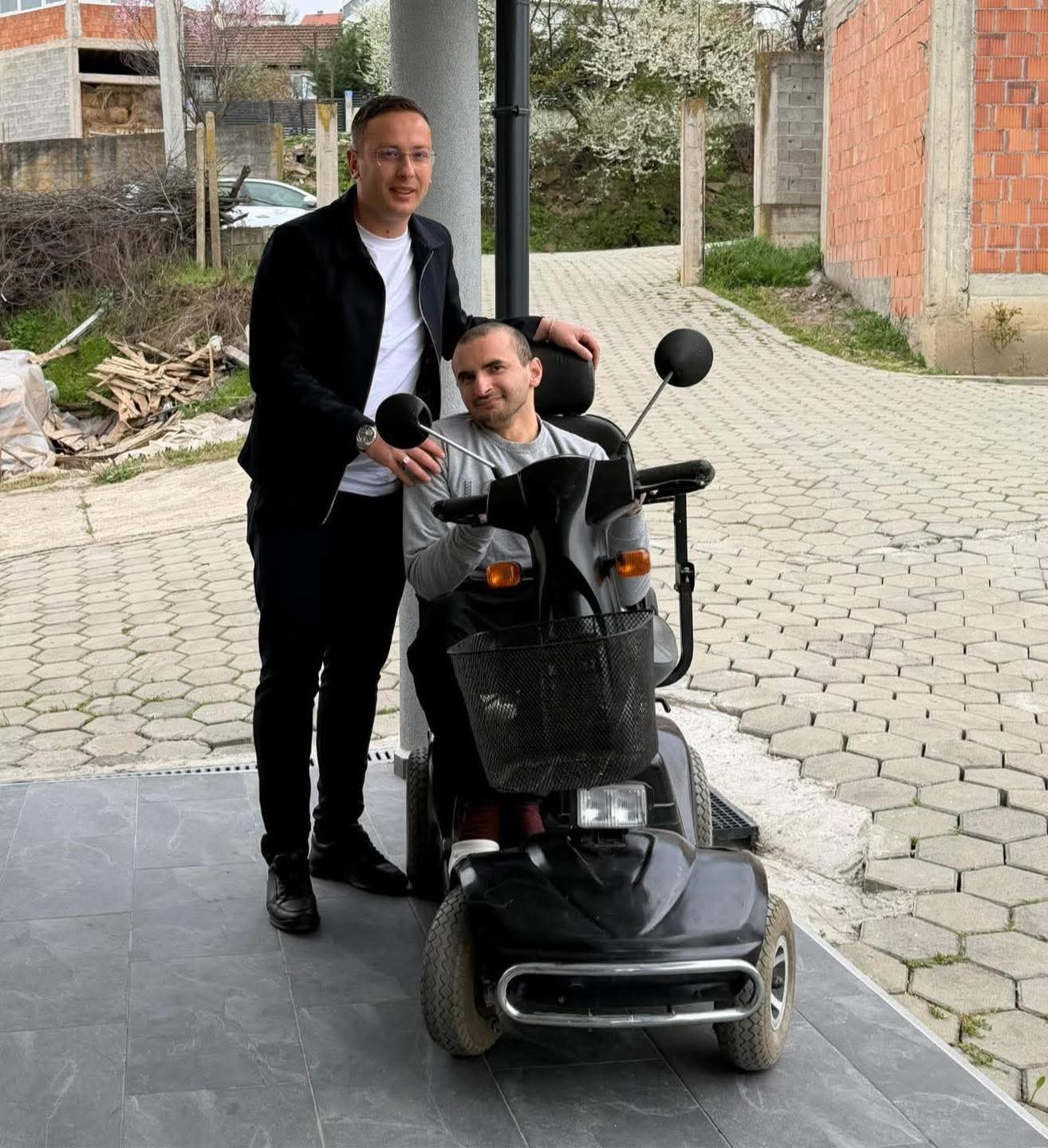 Gjest human: Dhurohet karrocë elektrike për 30-vjeçarin nga Krajku