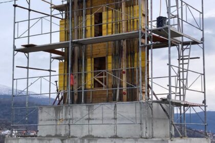 SIMBOLI I LIRISË: Në Shajnë ndërtohet përmendorja për dëshmorët Fetah Sylejmani dhe Fisnik Ibrahimi