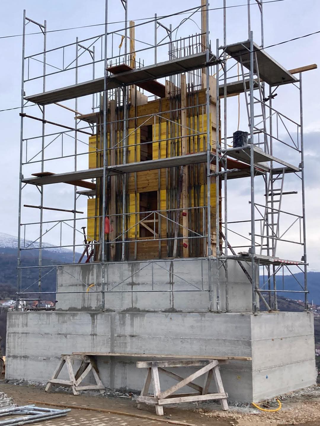 SIMBOLI I LIRISË: Në Shajnë ndërtohet përmendorja për dëshmorët Fetah Sylejmani dhe Fisnik Ibrahimi