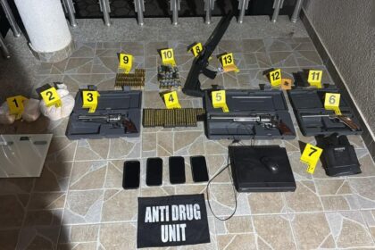 Aksion antidrogë në Suharekë: Sekuestrohen 2 kg heroinë, armë e municion – tre persona në paraburgim