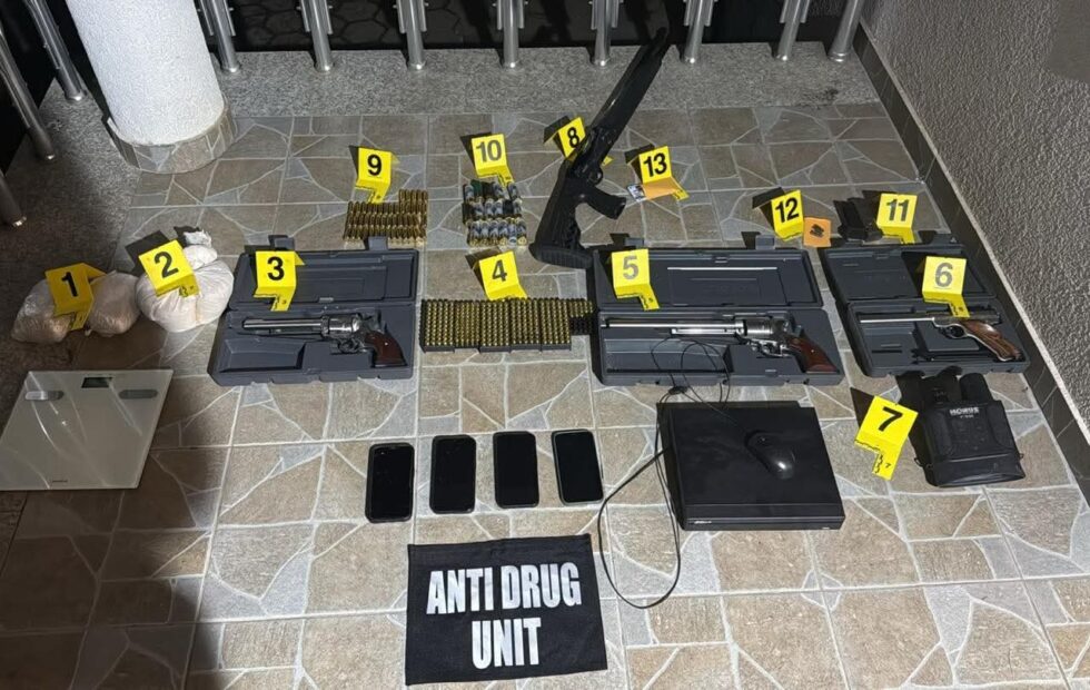 Aksion antidrogë në Suharekë: Sekuestrohen 2 kg heroinë, armë e municion – tre persona në paraburgim