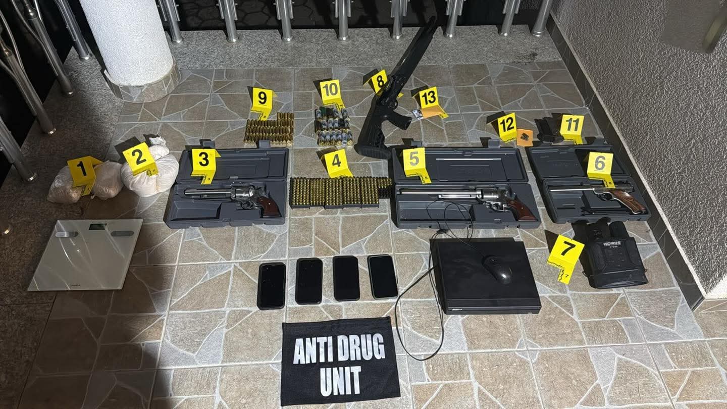 Aksion antidrogë në Suharekë: Sekuestrohen 2 kg heroinë, armë e municion – tre persona në paraburgim