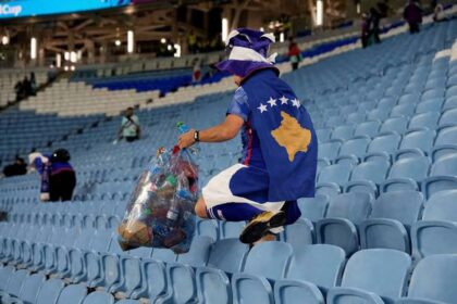 Emocionon polici sllovak: Publikon foto nga tribuna e pastruar nga tifozët e Kosovës, një tifoz shihet duke mbledhur mbeturinat