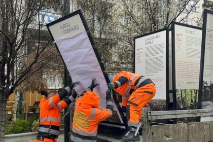 Komuna e Prishtinës largon tabelat e ekspozitës skandaloze nga sheshet