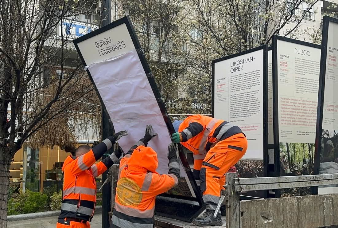 Komuna e Prishtinës largon tabelat e ekspozitës skandaloze nga sheshet