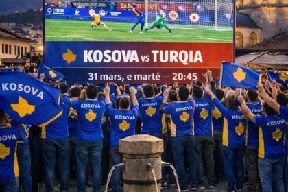 Ndeshja Kosovë – Turqi transmetohet në ekran të madh në Shatërvan të Prizrenit