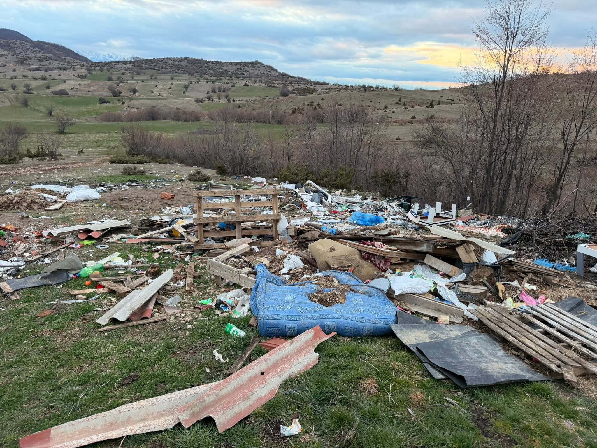 NDOTJE ALARMANTE NË ZAPLLUXHE – MBETURINAT PO SHKATËRROJNË NATYRËN