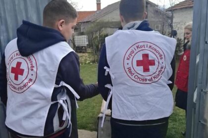 NXËNËSIT E SHML “RUZHDI BERISHA” NË DRAGASH REALIZOJNË AKTIVITET HUMANITAR PËR FAMILJET NË NEVOJË