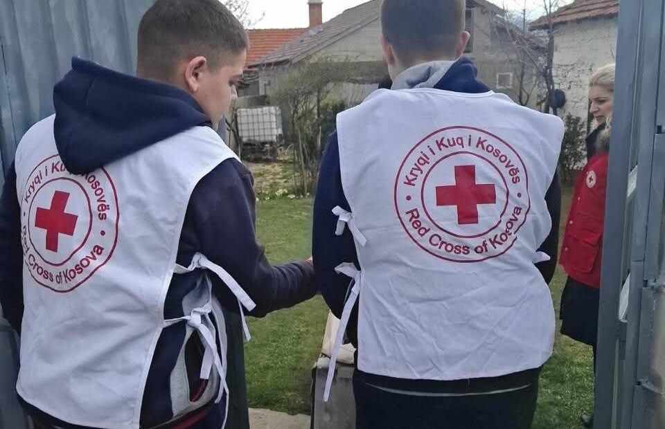 NXËNËSIT E SHML “RUZHDI BERISHA” NË DRAGASH REALIZOJNË AKTIVITET HUMANITAR PËR FAMILJET NË NEVOJË