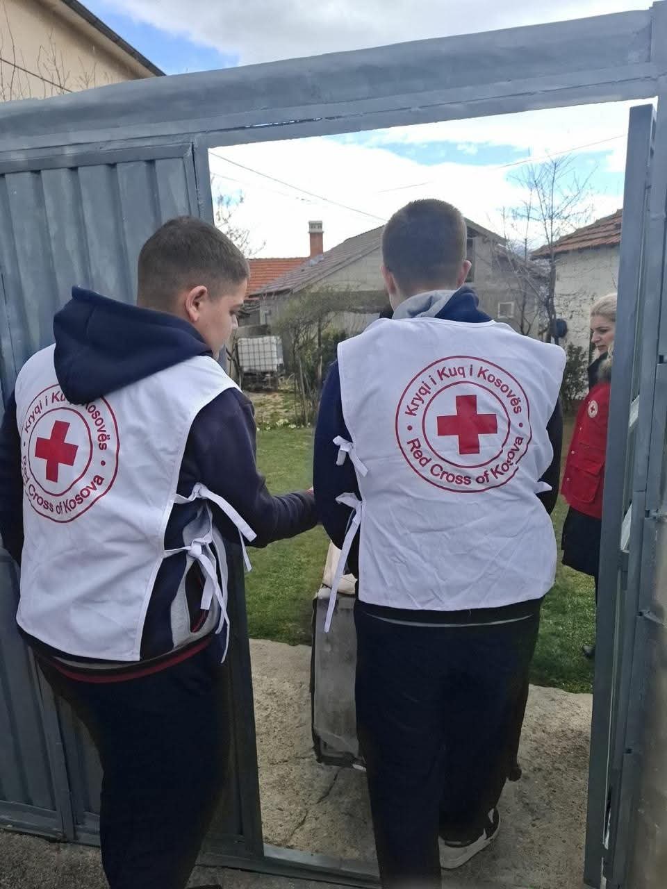 NXËNËSIT E SHML “RUZHDI BERISHA” NË DRAGASH REALIZOJNË AKTIVITET HUMANITAR PËR FAMILJET NË NEVOJË