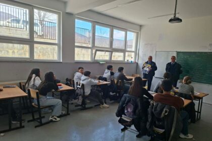 Policia e Kosovës mban ligjëratë vetëdijësuese për sigurinë online në Dragash