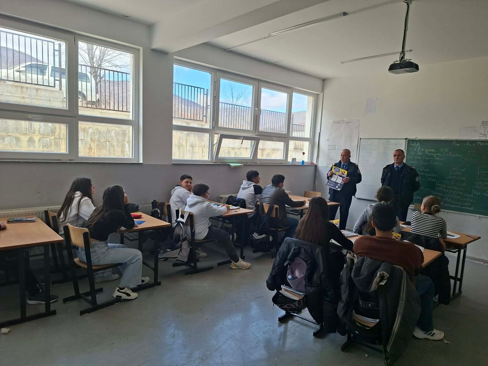 Policia e Kosovës mban ligjëratë vetëdijësuese për sigurinë online në Dragash