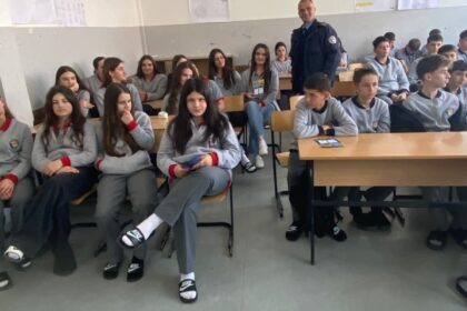 Ligjëratë edukative për sigurinë online në SHFMU “Sezai Surroi” në Bellobrad
